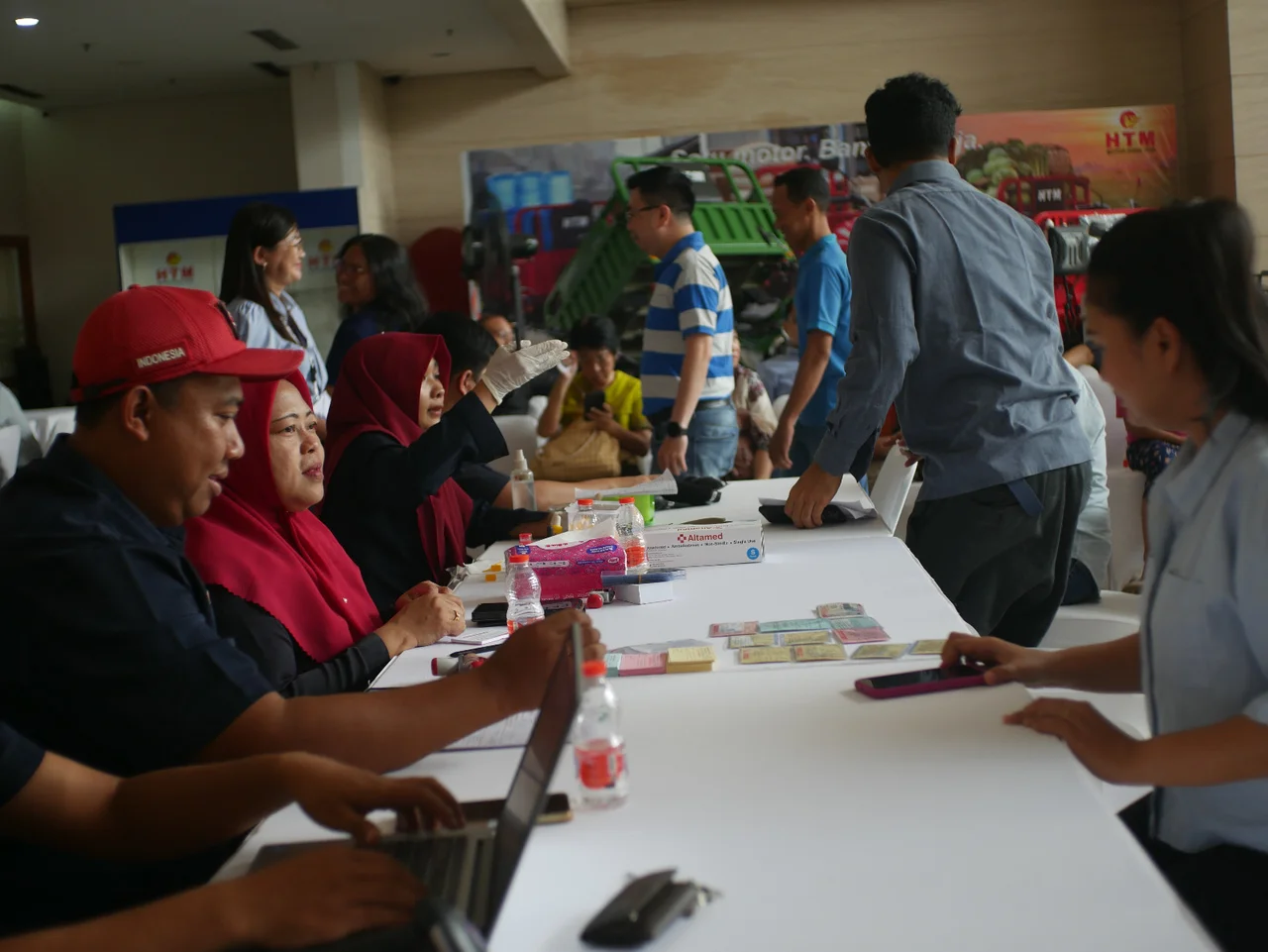Para peserta donor darah melakukan registrasi.